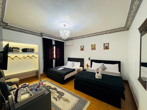 Chambre Quadruple Deluxe, vue sur le désert | Espace de travail pour ordinateur portable, Wi-Fi gratuit