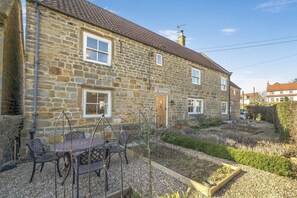 Outdoor dining - 4 Bed in Borrowby (oc-o36892) (Borrowby)