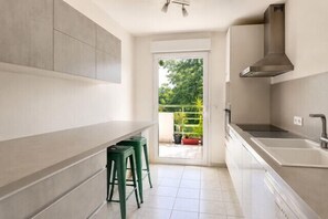 Wasserkocher mit Kaffee-/Teezubehör, Kühlschrank, Mikrowelle, Ofen