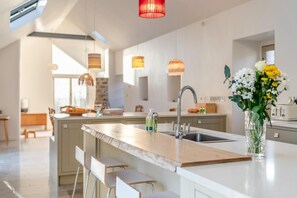 Oven, dishwasher, cookware/dishes/utensils - 3 Bed in Borrowby (oc-o36893) (Borrowby)