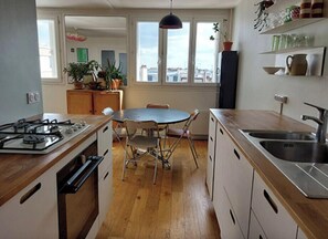 Wasserkocher mit Kaffee-/Teezubehör, Kühlschrank, Ofen, Geschirrspüler