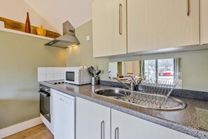 Microwave, oven, dishwasher, cookware/dishes/utensils - 2 Bed in Hastingleigh (oc-c36341) (Hastingleigh)