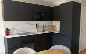 Wasserkocher mit Kaffee-/Teezubehör, Kühlschrank, Mikrowelle, Ofen