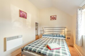 2 bedrooms, WiFi (free), bed sheets