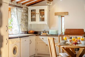 Oven, dishwasher, high chair, cookware/dishes/utensils - 2 Bed in Great Edstone (oc-t36332) (Great Edstone)