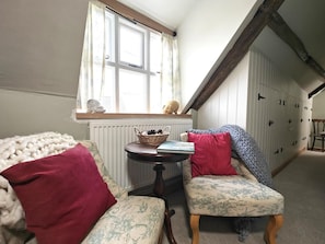 TV, fireplace - 4 Bed in Whissonsett (oc-l36622) (Whissonsett)