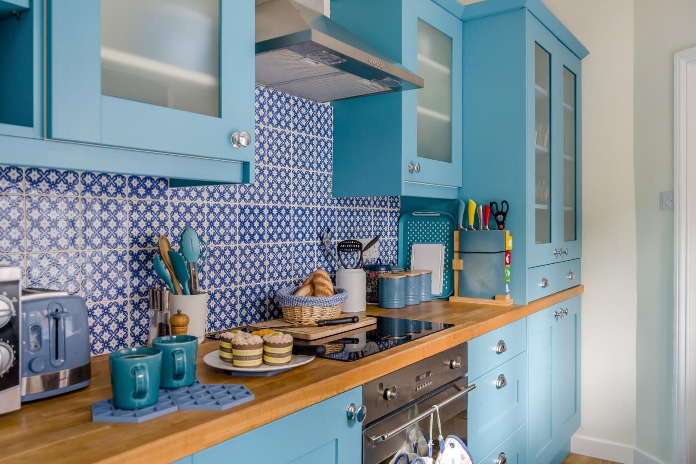 Oven, cookware/dishes/utensils