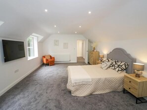 Travel cot, free WiFi, bed sheets - 4 Bed in Swindon (oc-b37205) (Swindon)