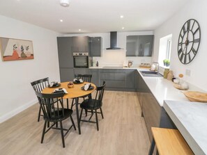 Microwave, oven, dishwasher, high chair - 4 Bed in Swindon (oc-b37205) (Swindon)