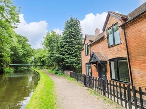 Exterior - 4 Bed in Swindon (oc-b37205) (Swindon)