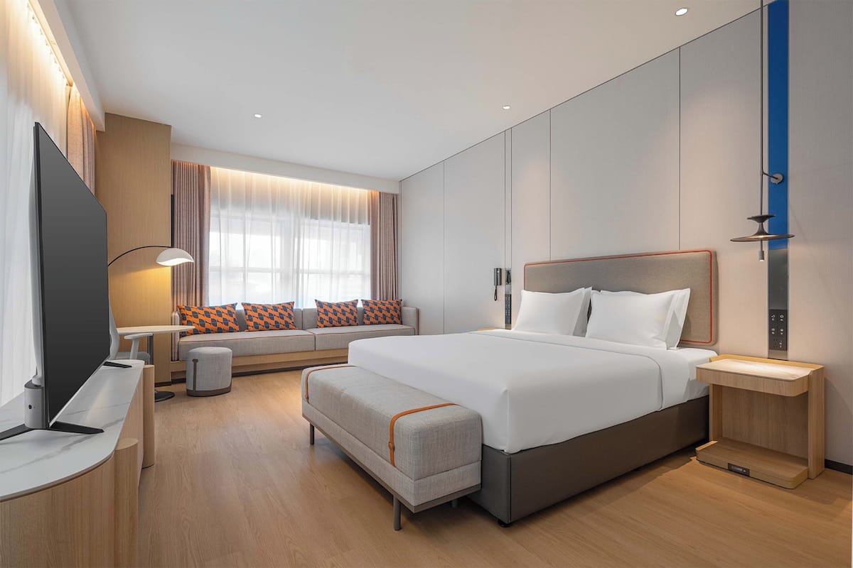1 King Standard Extra Floor Space | Down duvets, desk, blackout curtains, soundproofing