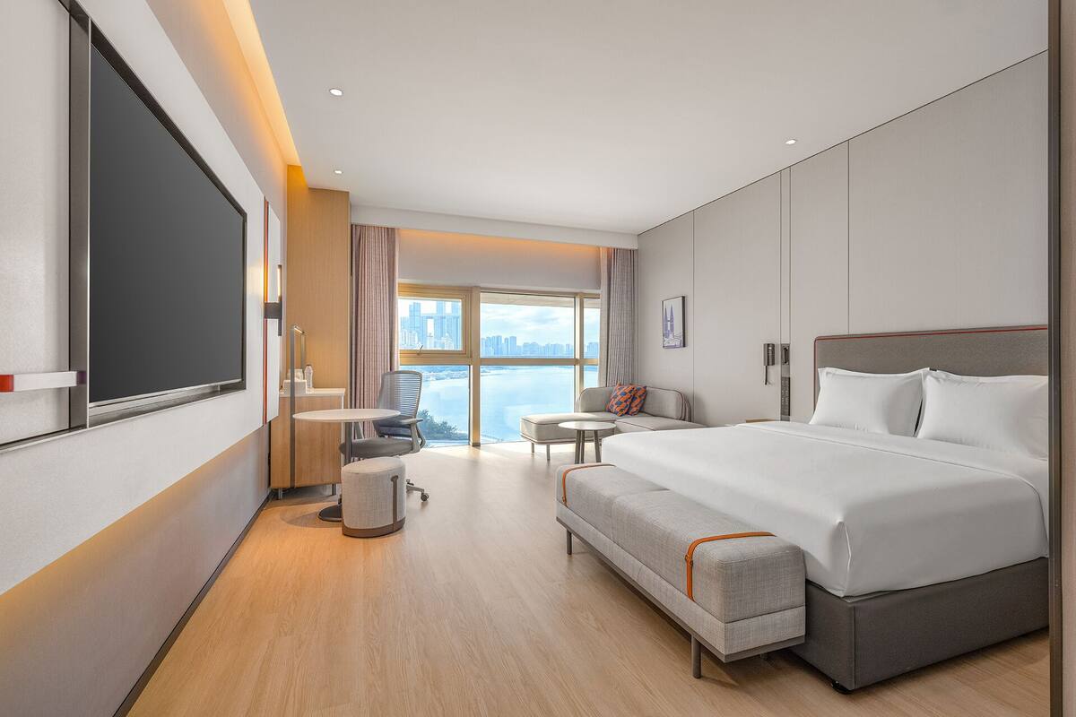 1 King Standard Extra Floor Space River View | Down duvets, desk, blackout curtains, soundproofing