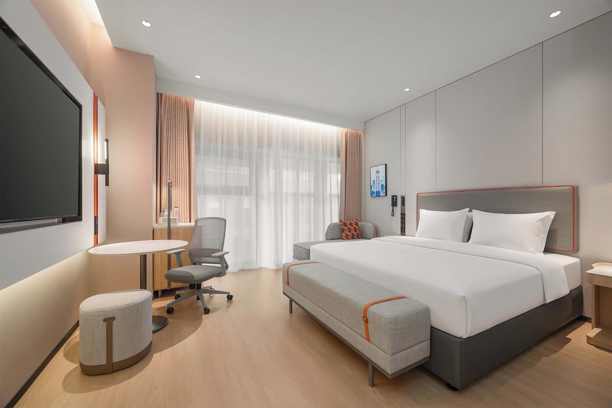 1 King Standard | Down duvets, desk, blackout curtains, soundproofing
