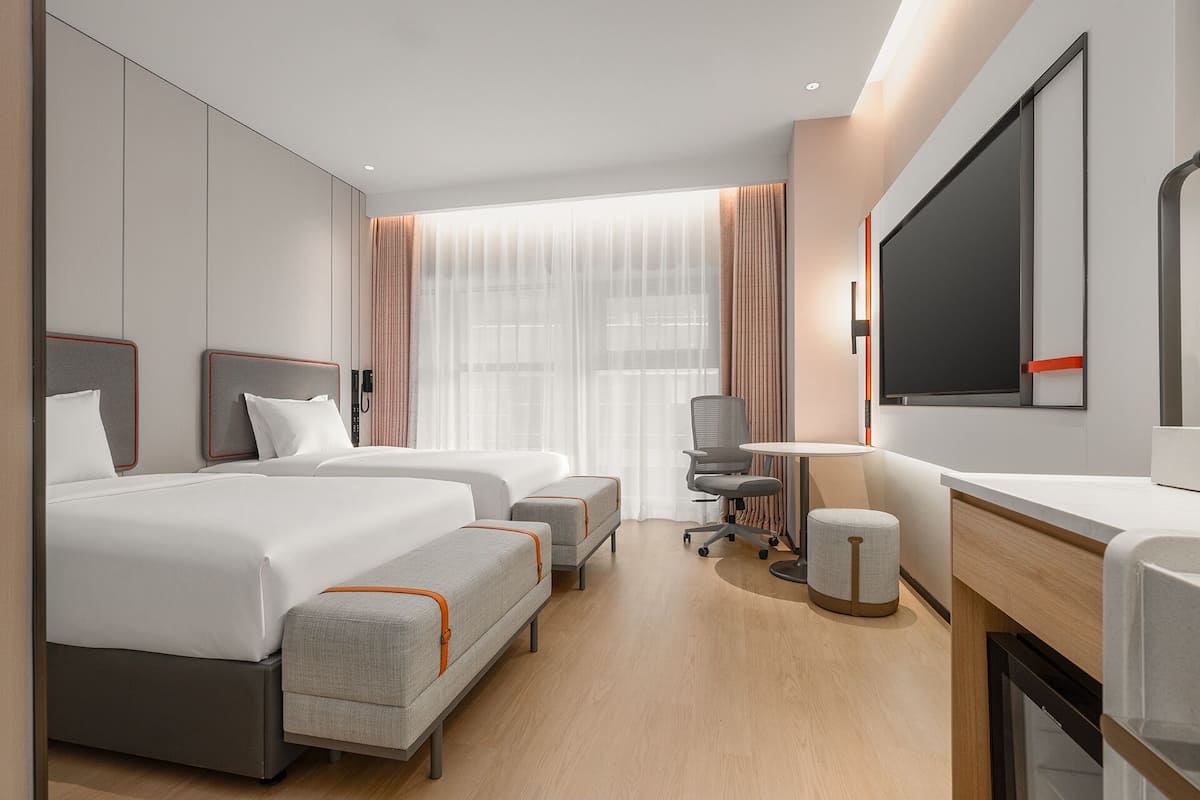 Hollywood Twin Standard | Down duvets, desk, blackout curtains, soundproofing