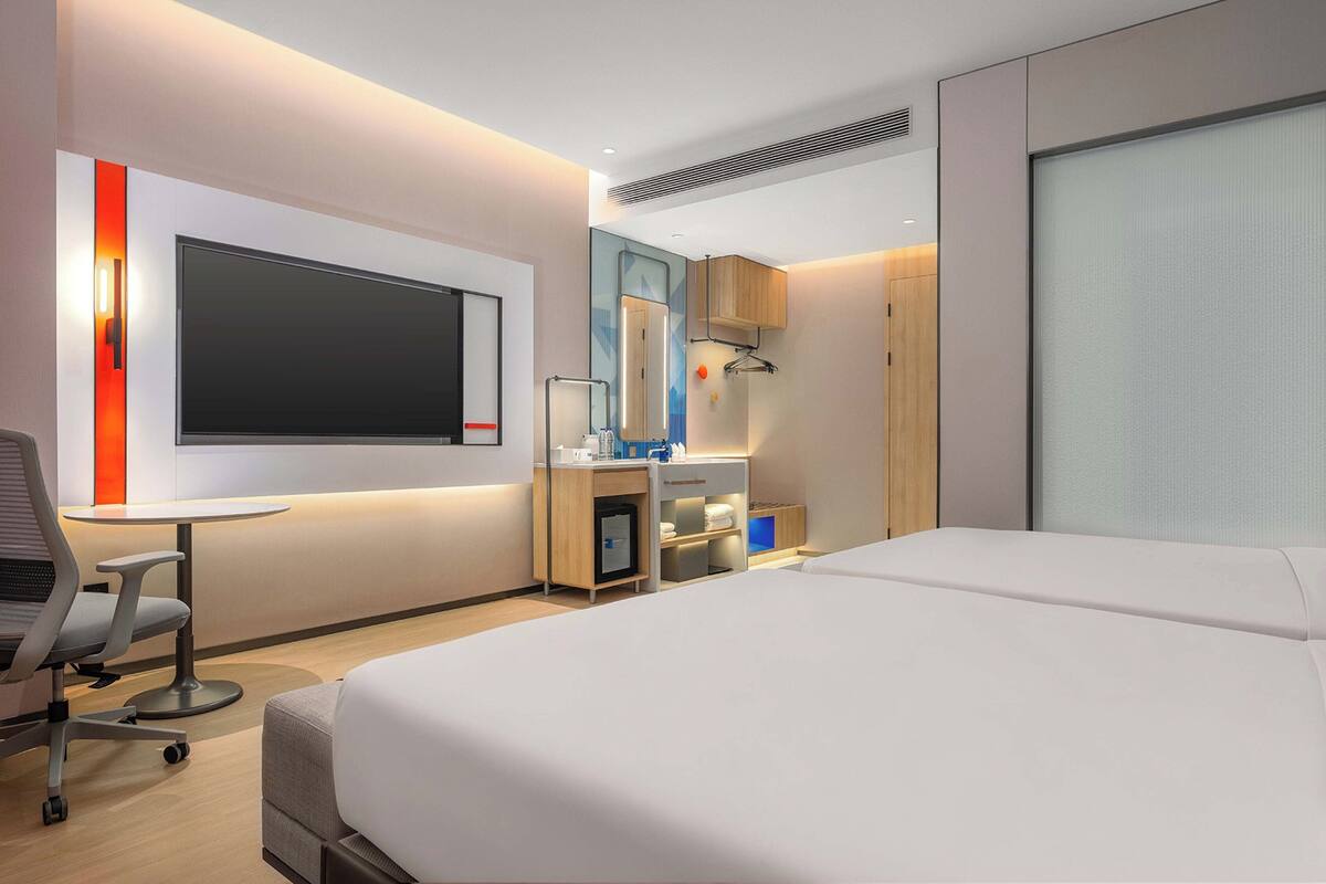2 Double Standard Extra Floor Space | Down duvets, desk, blackout curtains, soundproofing