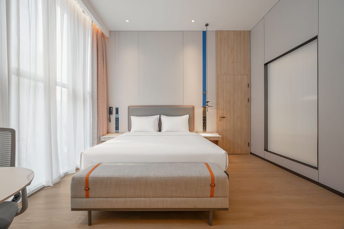 1 King Standard Accessible | Down duvets, desk, blackout curtains, soundproofing