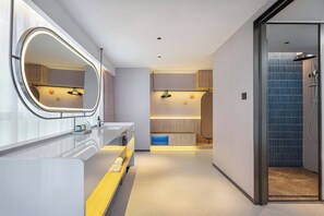 Standard Room, 2 Double Beds, River View | Bathroom | Shower, free toiletries, hair dryer, slippers - Holiday Inn Express Chongqing Nanan Riverside by IHG (Chongqing)