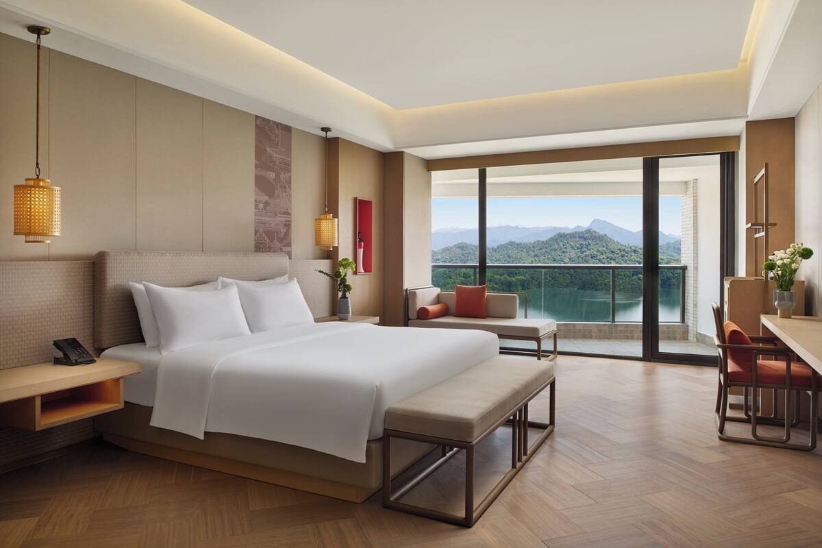 Standard Room, 1 King Bed, Balcony, Lake View