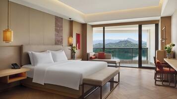 Standard Room, 1 King Bed, Balcony, Lake View
