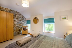 Iron/ironing board, travel cot, free WiFi, bed sheets - 2 Bed in Llanystumdwy (oc-g38228) (Llanystumdwy)