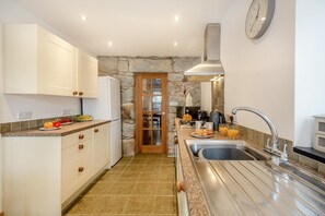 Oven, dishwasher, high chair, cookware/dishes/utensils - 2 Bed in Llanystumdwy (oc-g38228) (Llanystumdwy)