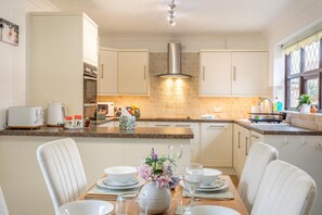Oven, dishwasher, cookware/dishes/utensils - 2 Bed in Heacham (oc-h36928) (Heacham)