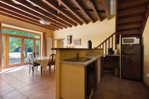 Frigorífico, microondas, horno y placa de cocina