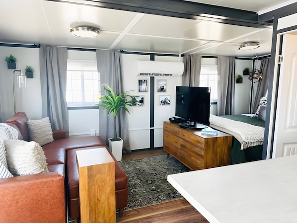 Room - Private Business Studio, Queen Bed, Office, Full Kitchen and In-Unit Laundry (Pecos)