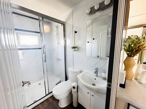 Bathroom - Private Business Studio, Queen Bed, Office, Full Kitchen and In-Unit Laundry (Pecos)