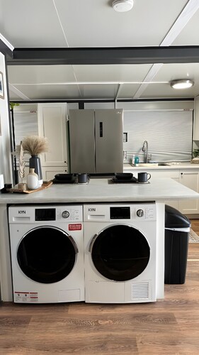 Private Business Studio, Queen Bed, Office, Full Kitchen and In-Unit Laundry