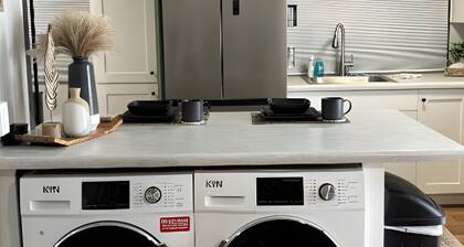 Private Business Studio, Queen Bed, Office, Full Kitchen and In-Unit Laundry
