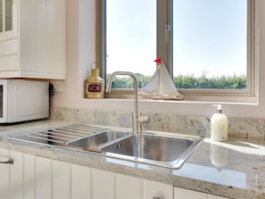 Horno, lavavajillas y utensilios de cocina 