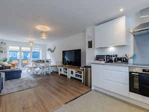 Oven, dishwasher, high chair, cookware/dishes/utensils - 4 Bed in Broadstairs (oc-81104) (Broadstairs)