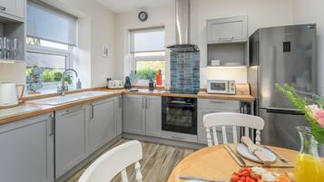Microwave, oven, dishwasher, cookware/dishes/utensils