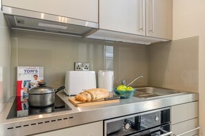 Microwave, oven, cookware/dishes/utensils - 1 Bed in Sandsend (oc-s37204) (Sandsend)