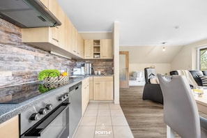 Fridge, microwave, oven, stovetop - Vacation Apartment Nala in Büsum/Westerdeichstrich: Balcony, Wi-Fi, Sleeps 4, Do (Westerdeichstrich)