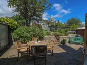 Outdoor dining - St Kilda (Ballater)