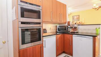 Cottage | Private kitchen | Dishwasher, cookware/dishes/utensils