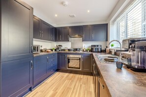 Oven, dishwasher, cookware/dishes/utensils - 3 Bed in Aspatria (oc-h38206) (Aspatria)