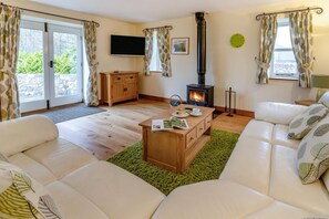 Fireplace - 2 Bed in Gilwern (oc-a38217) (Gilwern)