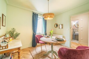 A dining area with a round table, chairs, and a hanging light fixture. - 1 Bed in Wigtown (oc-b37520) (Wigtown)