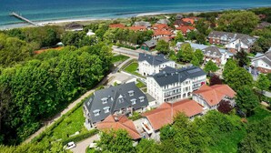 A coastal residential area with houses, a pier, and a beach. - Seebrücke Vacation Rental – Stay Close to the Beach with a Guarantee of Comfort (Wustrow)