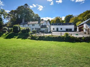 A rural property with a large house, a barn, and a well-maintained lawn. - 6 Bed in Okehampton (oc-77877) (Lydford)