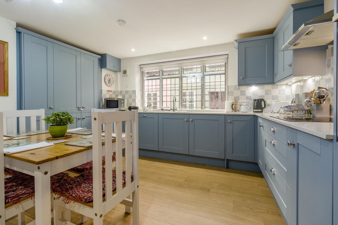 Oven, dishwasher, cookware/dishes/utensils