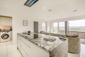 Microwave, oven, dishwasher, high chair - 4 Bed in Abernethy (oc-f34739) (Abernethy)