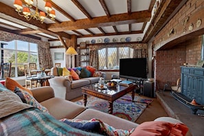 Una sala de estar acogedora con un sofá, una mesa de centro y una chimenea.