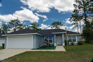 Exterior - NEAR WEC-Hot tub-Putt-Putt 3 bed 2 bath Sofa bed 2 gar near Rainbow River/Ocala! (Ocala)