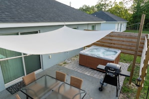 Outdoor dining - NEAR WEC-Hot tub-Putt-Putt 3 bed 2 bath Sofa bed 2 gar near Rainbow River/Ocala! (Ocala)