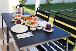 Frokost med lokale retter er inkludert hver dag