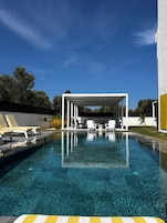 Una piscina al aire libre